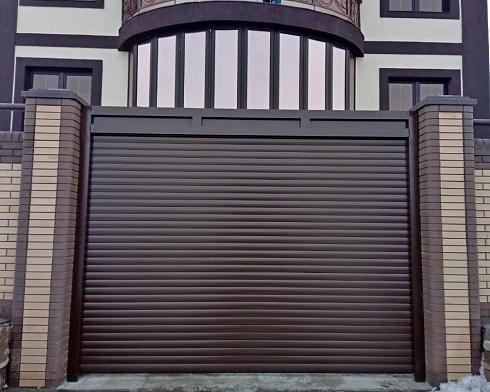 Роллетные ворота Алютех серии Prestige со сплошным алюминиевым профилем роликовой прокатки AG/77 с доставкой в Семикаракорске 